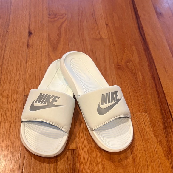 Nike Pale Green Slide Sandals with  Logo Women’s Size 8 - Picture 1 of 5